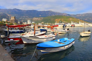  Karadağ 'ın Budva kentindeki Budensky Körfezi' nde yatlar ve tekneler 