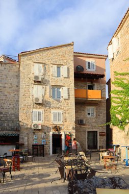 Budva, Karadağ - 15 Eylül 2021. Budva 'daki sokak kafesi.