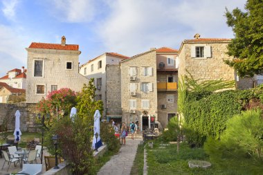 Budva, Karadağ - 15 Eylül 2021. Budva 'da Eski Şehir' in dar sokakları