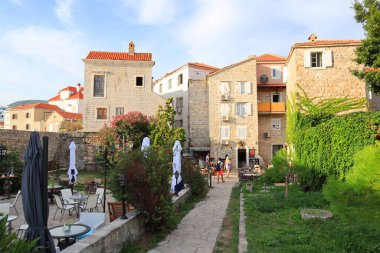 Budva, Karadağ - 15 Eylül 2021. Budva 'da Eski Şehir' in dar sokakları
