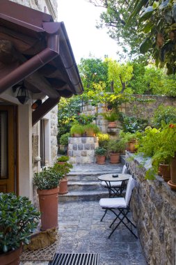 Karadağ 'ın Budva kentindeki Eski Kent' te bahçesi olan şirin bir iç avlu. 