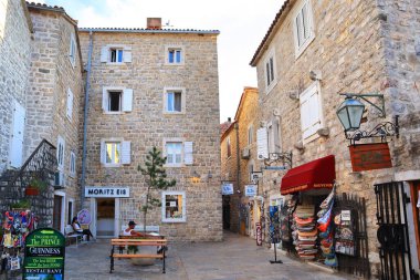 Budva, Karadağ - 15 Eylül 2021. Karadağ 'ın Budva kentindeki Eski Şehir' in dar sokakları