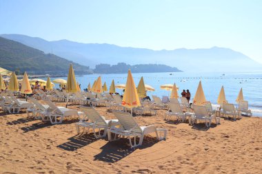 Karadağ 'ın Budva plajında insanlar dinleniyor