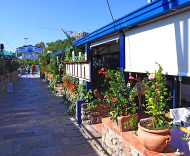  Karadağ 'ın Budva kentindeki Old Town' daki sokak kafesi 