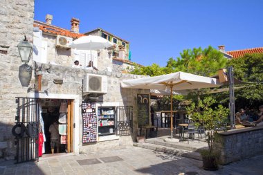 Budva, Karadağ - 15 Eylül 2021. Budva 'daki Old Town' daki sokak kafesi.