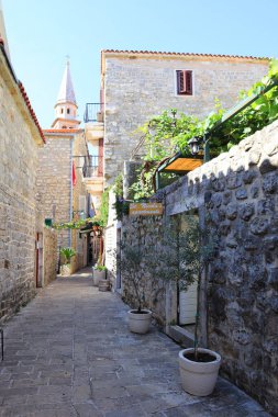 Karadağ 'ın Budva kentindeki Eski Şehir' in dar sokakları