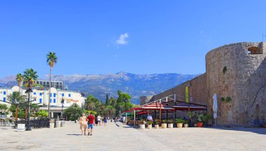 Karadağ 'ın Budva kentinde güneşli bir günde şehir manzarası