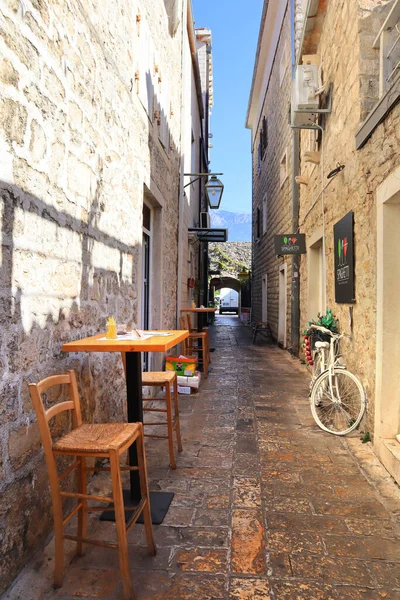 モンテネグロブドヴァの旧市街にあるストリートカフェ — ストック写真
