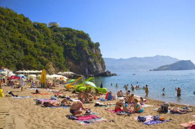 Budva, Karadağ - 15 Eylül 2021. Budva 'daki Mogren Sahili' nde insanlar dinleniyor.