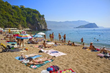 Budva, Karadağ - 15 Eylül 2021. Budva 'daki Mogren Sahili' nde insanlar dinleniyor.