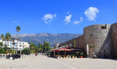 Karadağ 'ın Budva kentinde güneşli bir günde şehir manzarası