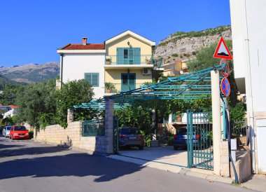 Karadağ 'ın Budva kentinde güneşli yaz gününde özel evler