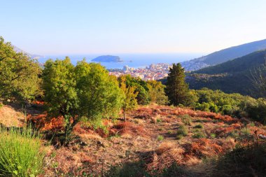 Budva Riviera ve St. Nicholas Adası 'nın Budva, Karadağ' daki gözlem güvertesinden panoramik manzarası