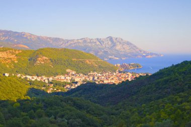 Budva Riviera 'nın Budva, Karadağ' daki gözlem güvertesinden panoramik manzarası