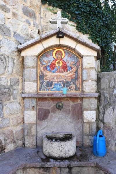 Karadağ 'ın Budva kentindeki Podmaine Manastırı' ndaki su kaynağı 