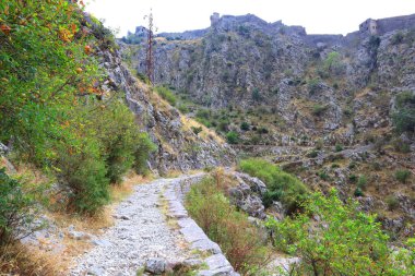 Karadağ 'ın Kotor kenti yakınlarındaki dağlarda bulunan kaleye giden antik Avusturya yolu