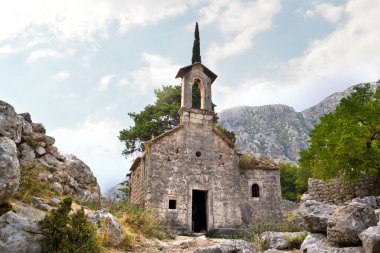 Karadağ 'ın Kotor kentindeki dağlarda terk edilmiş eski taş kilise