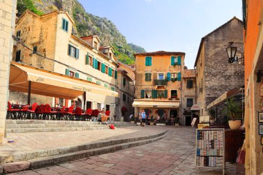 Kotor, Karadağ - 15 Eylül 2021. Karadağ 'ın Kotor kentindeki Old Town' daki sokak kafesi