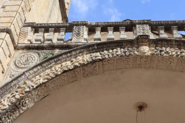 Karadağ 'ın Kotor kentindeki tarihi binaların mimari ayrıntıları