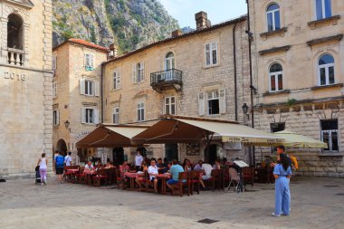 Kotor, Karadağ - 15 Eylül 2021. Karadağ 'ın Kotor kentindeki Old Town' daki sokak kafesi