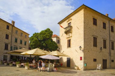 Kotor, Karadağ - 15 Eylül 2021. Karadağ 'ın Kotor kentindeki Old Town' daki sokak kafesi