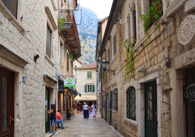 Kotor, Karadağ - 15 Eylül 2021. Karadağ 'ın Kotor kentindeki Dar Sokak
