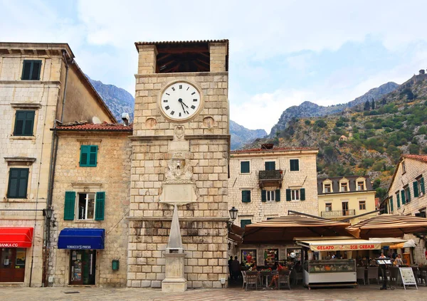 Kotor, Karadağ - 15 Eylül 2021. Karadağ 'ın Kotor kentindeki Old Town' da saat kulesi
