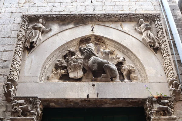 몬테네그로의 코토르 시가지에 역사적 건물들의 건축적 — 스톡 사진