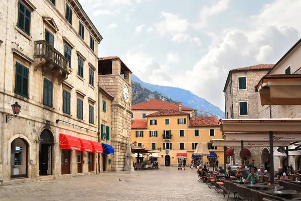 Kotor, Karadağ - 15 Eylül 2021. Karadağ 'ın Kotor kentindeki Old Town' daki sokak kafesi