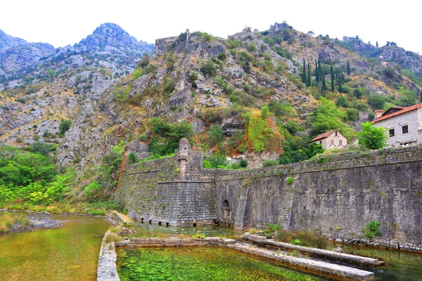 Karadağ Kotor Kenti Yakınlarındaki Eski Hidroelektrik Santrali — Stok fotoğraf