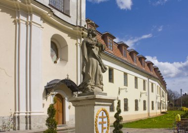 Buchach, Ukrayna 'daki Basilian Manastırı' ndaki Meryem Ana Heykeli