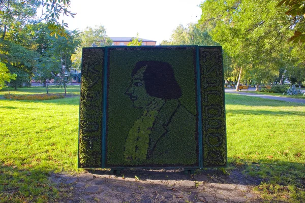 乌克兰米尔哥罗德公园草坪上的作家尼古拉 戈戈尔的肖像 — 图库照片