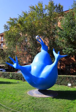 Erivan, Ermenistan - 15 Ekim 2021. Erivan 'da Şelale yakınlarında Büyük Mavi Kivi