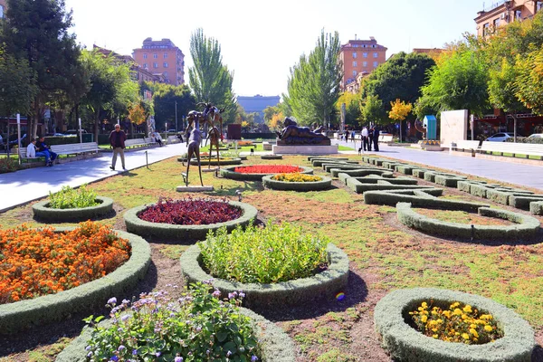 アルメニアのエレバンにあるカスケード近くの公園 — ストック写真
