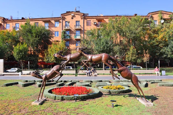 Jerewan Armenien Oktober 2021 Skulptur Einer Antilope Bei Einem Sprung — Stockfoto