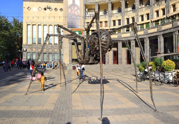 Jerewan Armenien Oktober 2021 Spinnenskulptur Auf Dem Charles Aznavour Platz — Stockfoto