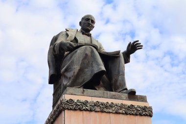 Erivan, Ermenistan 'daki Ermeni Akademik Opera ve Bale Tiyatrosu yakınlarındaki Spendiarov Alexander Anıtı