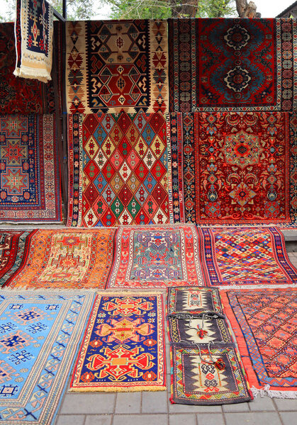 Традиционные армянские ковры на рынке Вернисажа в Ереване, Армения 