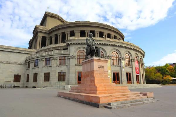 Monument Hovhannes Tumanyan Armenian Academic Opera Ballet Theater Yerevan Armenia — стокове фото