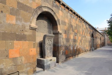 Echmiadzin (Vagharshapat), Ermenistan 'daki manastırın bölgesindeki eski haçkarlar