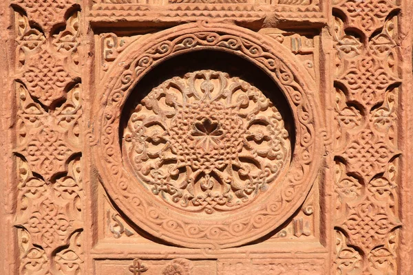 Vagharshapat, Ermenistan 'daki Echmiadzin Manastırı' ndaki Eski Khachkar 'lı Fragmrnt.