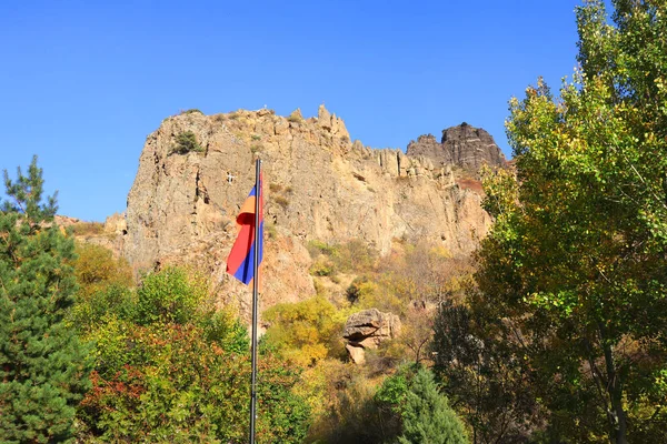 Jesienny Krajobraz Pobliżu Klasztoru Geghard Flagą Armenii — Zdjęcie stockowe