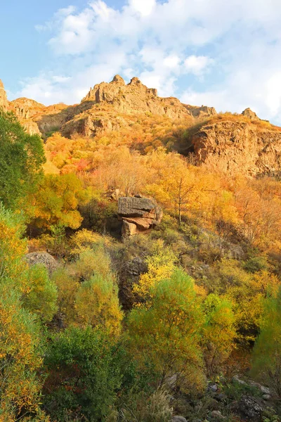 アルメニアのゲガード修道院近くの秋の風景 — ストック写真