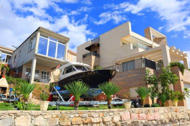 Karadağ 'da güneşli bir günde Tivat' ta tipik bir ev