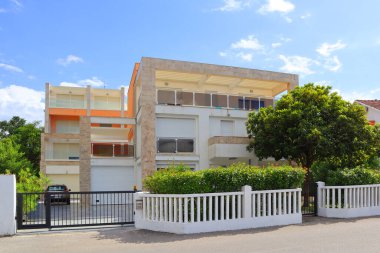 Karadağ 'da güneşli bir günde Tivat' ta tipik bir ev