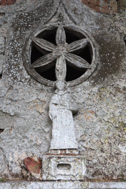 Karadağ 'ın Tivat kentinde küçük bir şapelin parçası