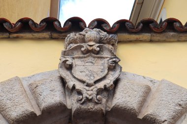 Karadağ 'da güneşli bir günde Tivat' taki eski evin bir parçası