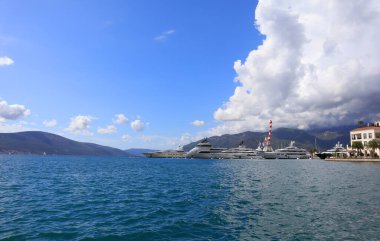 Karadağ 'da Tivat Haven güneşli bir günde