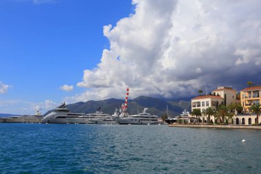 Karadağ 'da Tivat Haven güneşli bir günde