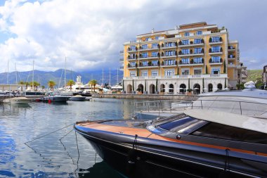 Tivat 'ta Porto Karadağ' da yat marinası manzarası 